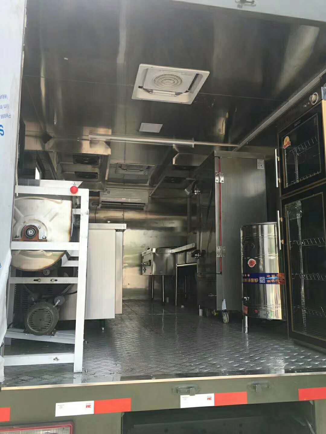 某軍區(qū)在我廠訂購的六驅餐飲后勤保障車準備發(fā)